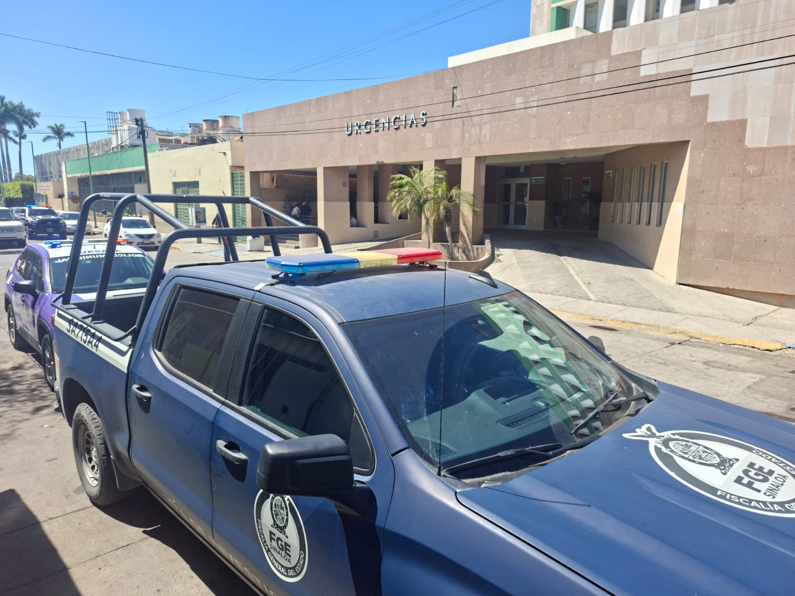 Patrullas de la Fiscalía General del Estado estacionadas frente al área de urgencias de un hospital en Guasave, Sinaloa, durante la atención de un caso.