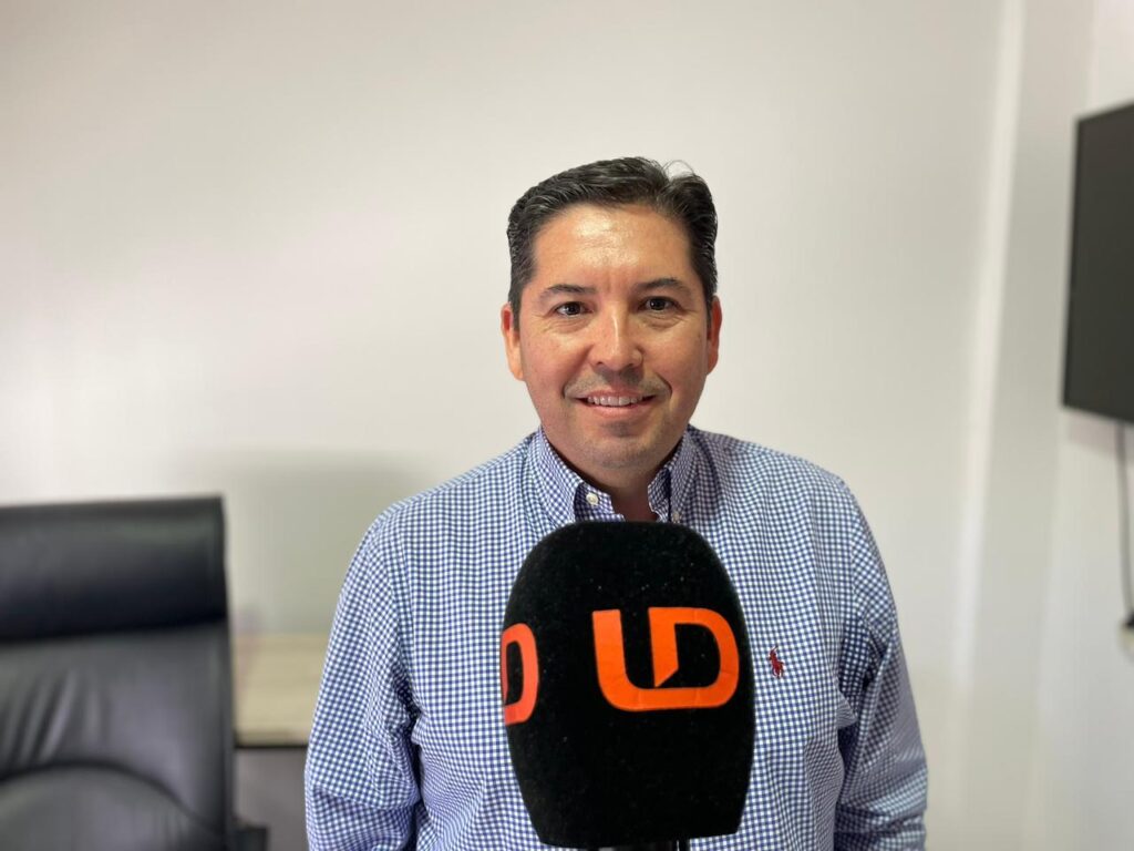 Funcionario hablando al micrófono