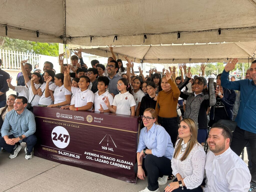 Personas junto al alcalde de Culiacán sosteniendo una lona con el número 247