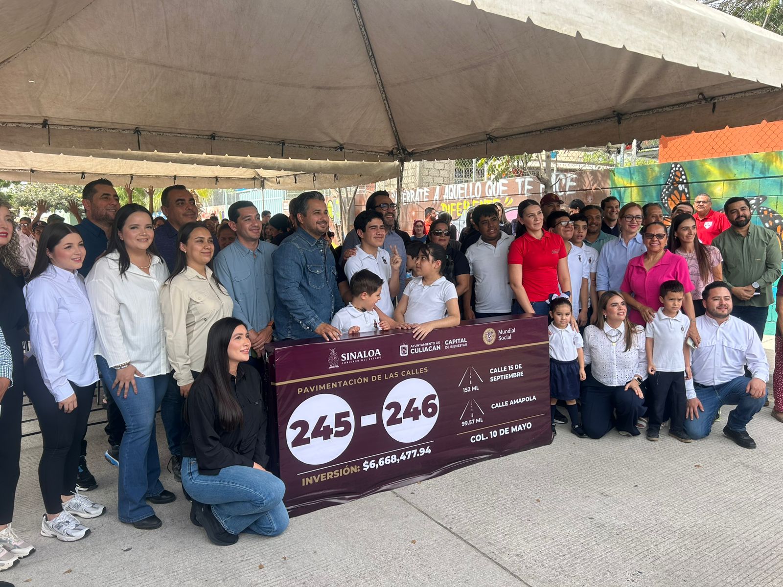 Personas de colonias en Culiacán con una lona con los numero 245 y 246