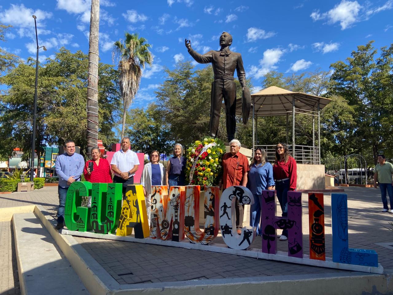 personas posando para foto frente a monumento de Pedro Infante en Guamúchil
