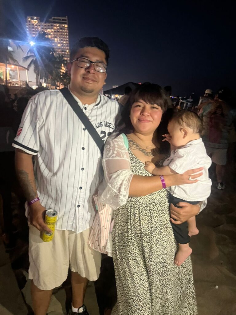 Perla Maldonado y Antonio Sánchez, turistas que se comprometieron en playa de Mazatlán