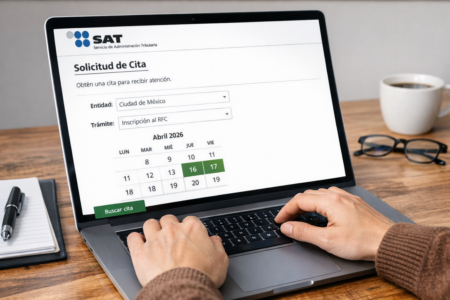 Persona usando portal del SAT