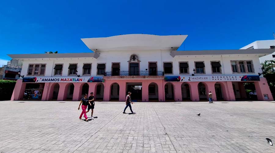 Pintan de rosa el Palacio Municipal de Mazatlán