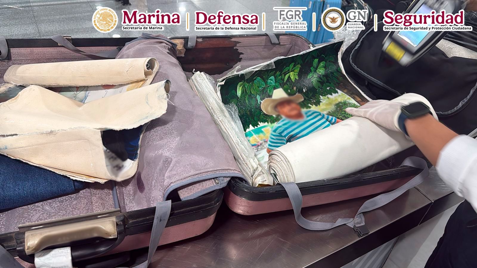Detienen en el AICM a extranjero que transportaba lienzos con cocaína adherida