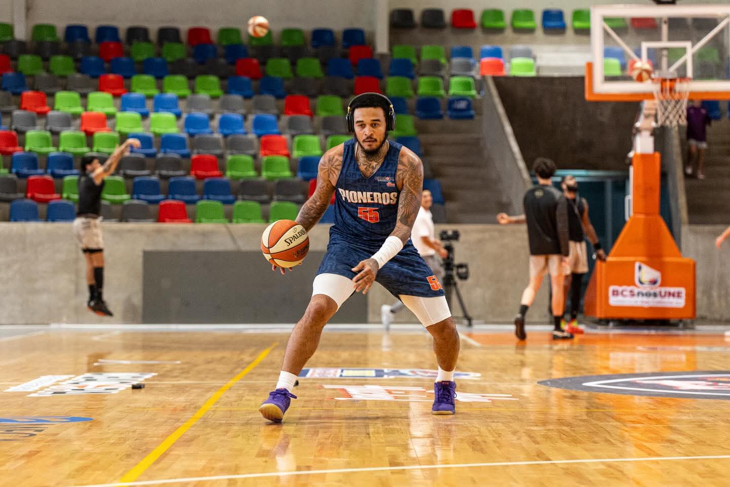 Jugador de basquetbol entrenando en cancha