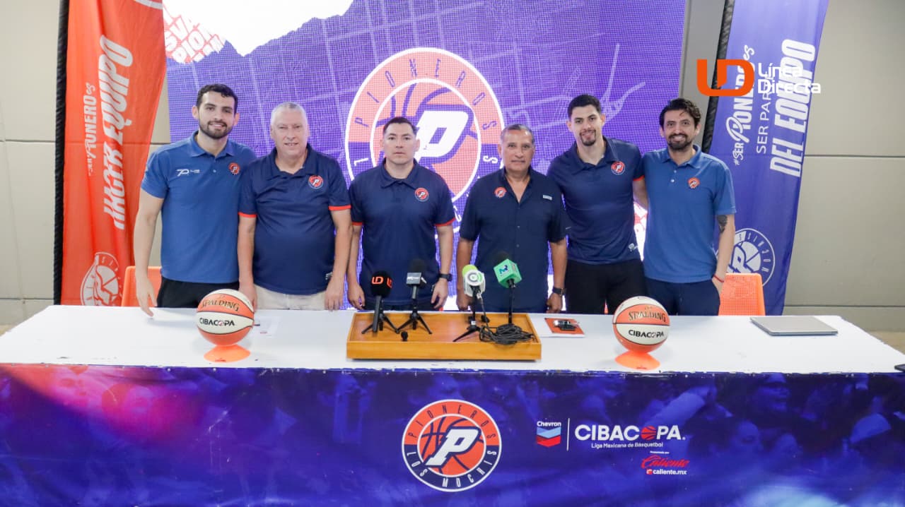 Personas en una rueda de presa deportiva
