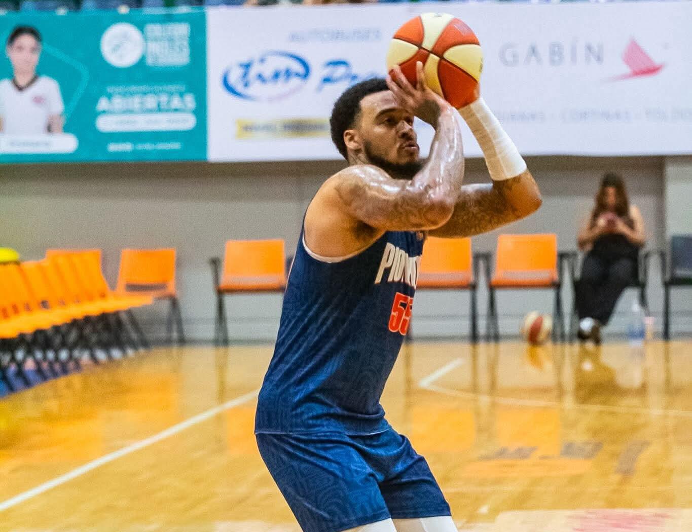 jugador de baloncesto en cancha lanzando pelota