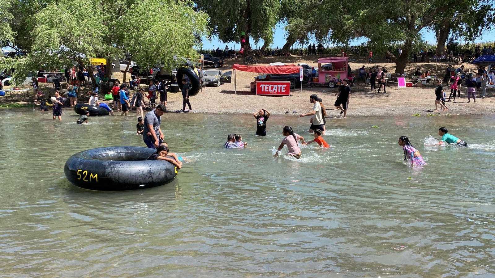 Familias disfrutando del Jueves Santo en Plan Río en Caimanero, Guasave.
