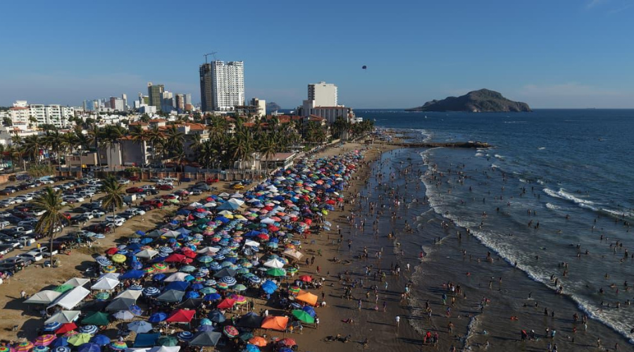 Gran afluencia de bañistas en la playa de Mazatlán