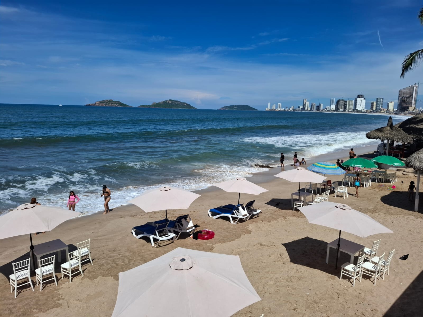 Personas a la orilla del mar en Mazatlán
