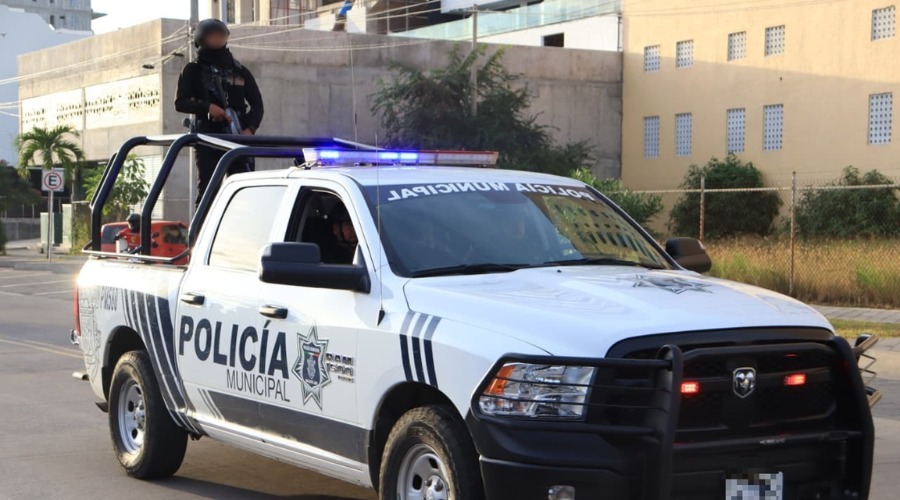 Unidad de la Policía Municipal de Mazatlán junto a elementos de seguridad arriba de la camioneta