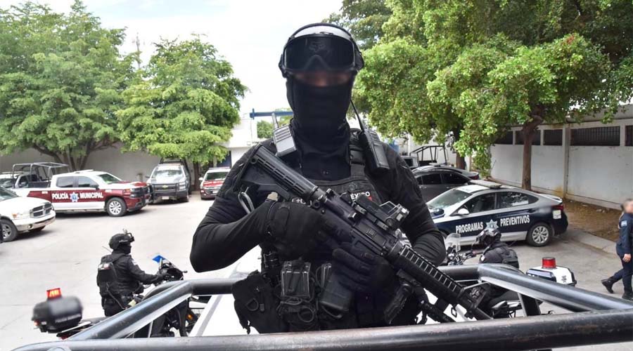 Elemento de la Policía Municipal de Ahome sosteniendo su arma