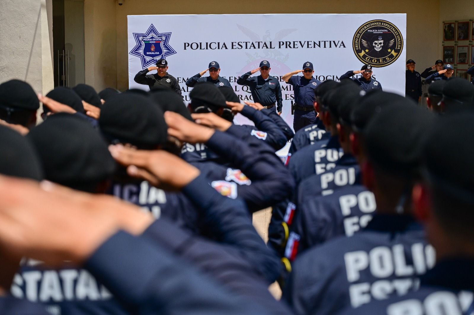 Elementos de seguridad con la mano en la cabeza