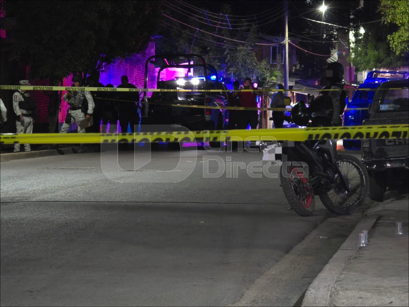 patrullas con luces de sirenas encendidas y cinta de prohibido el paso