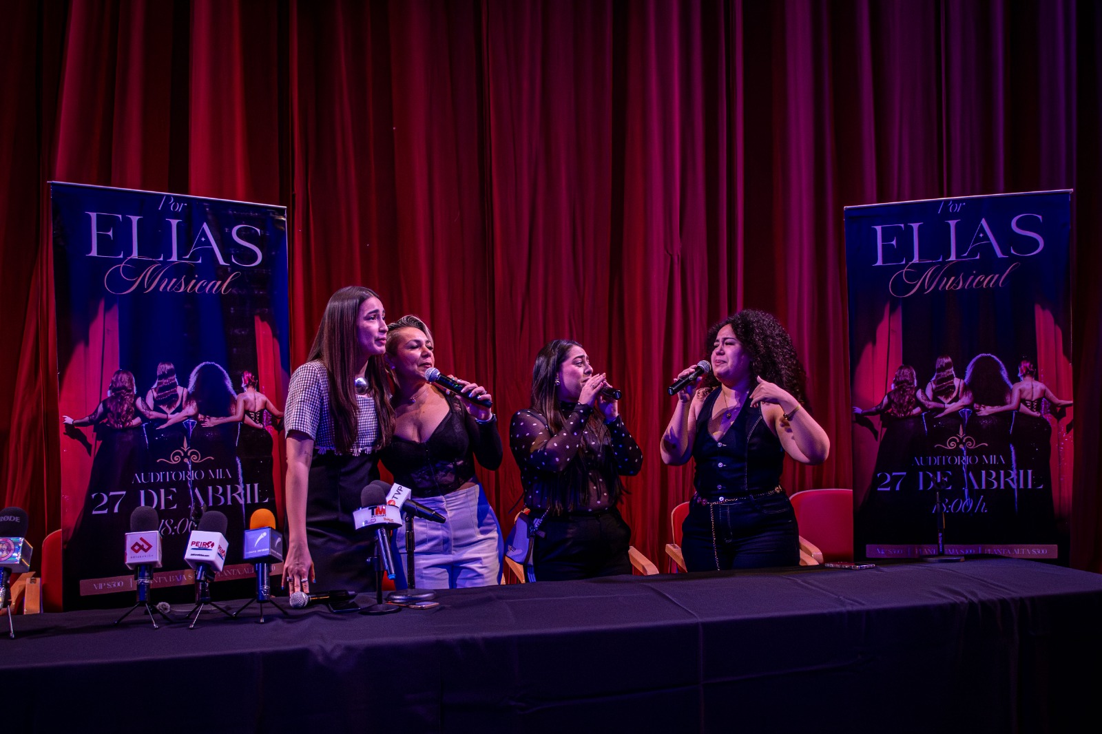 Mujeres en conferencia con micrófonos