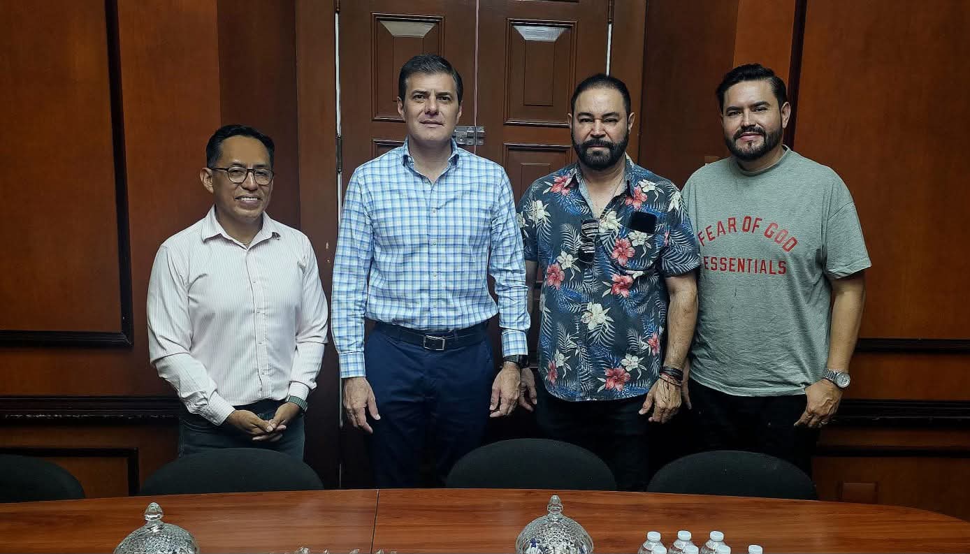 Secretario del Ayuntamiento junto a organizadores del Pride en Sinaloa