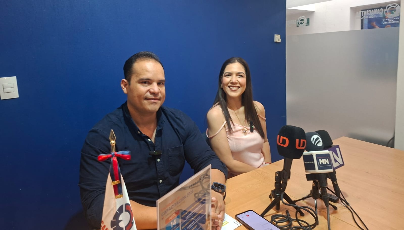 dos personas sentadas en una mesa