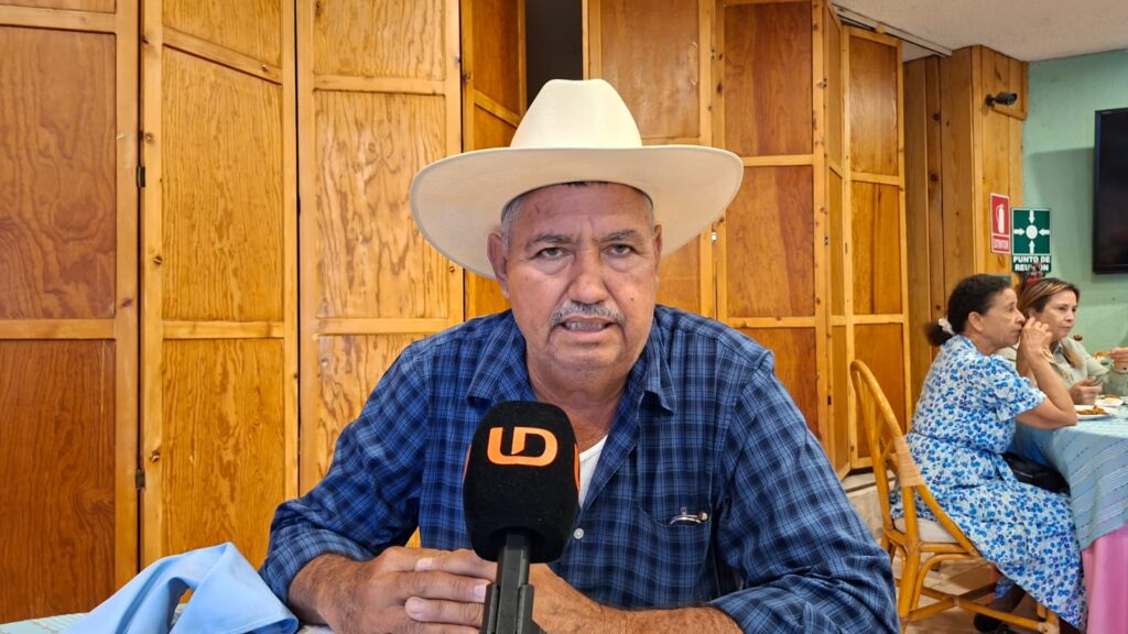 Ignacio Leal García con un micrófono de Línea Directa