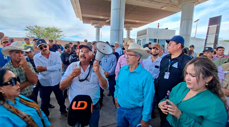 Manifestación de productores agrícolas en la caseta Cuatro Caminos