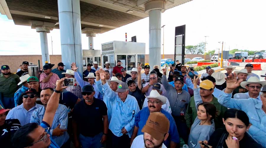 Manifestación de productores agrícolas en la caseta Cuatro Caminos
