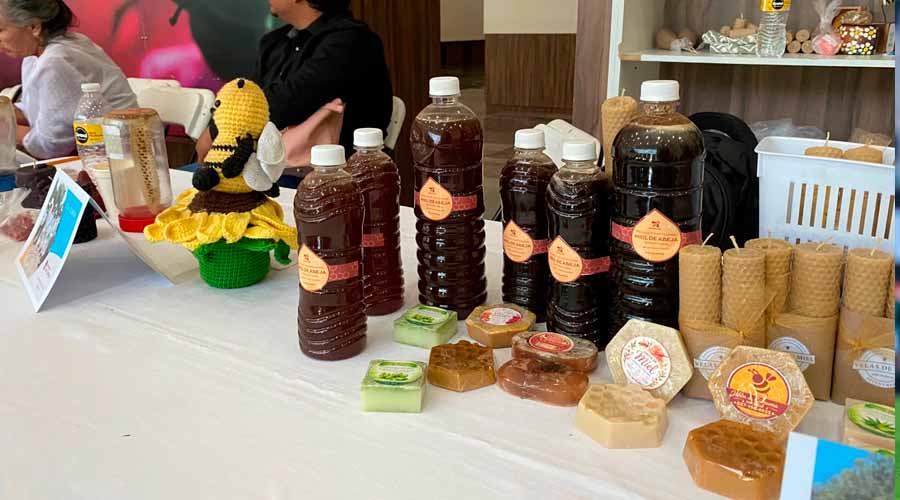 Exhibición de productos apícolas en Guasave