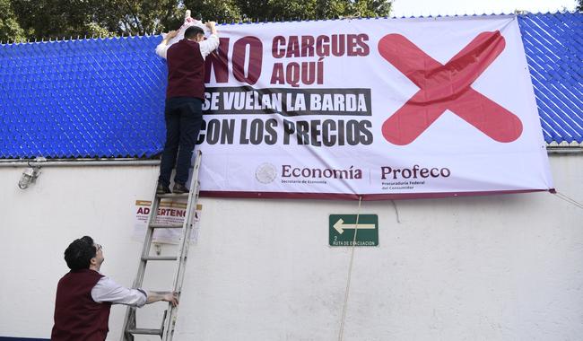 Profeco coloca lonas en gasolineras