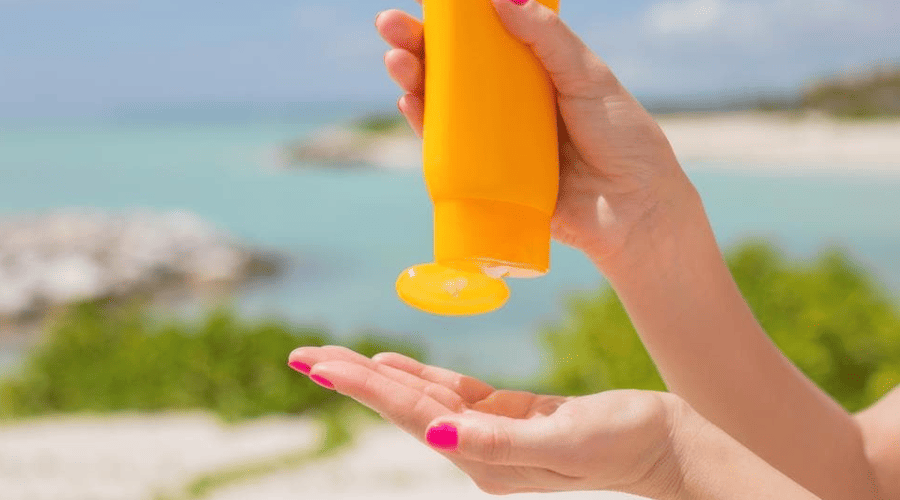 Manos de persona sosteniendo un recipiente amarillo