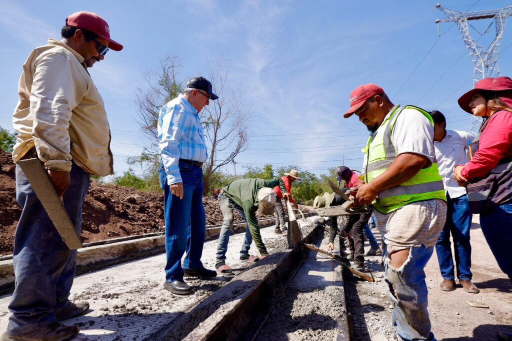 Rubén Rocha Moya en una obra junto a personas trabajadoras