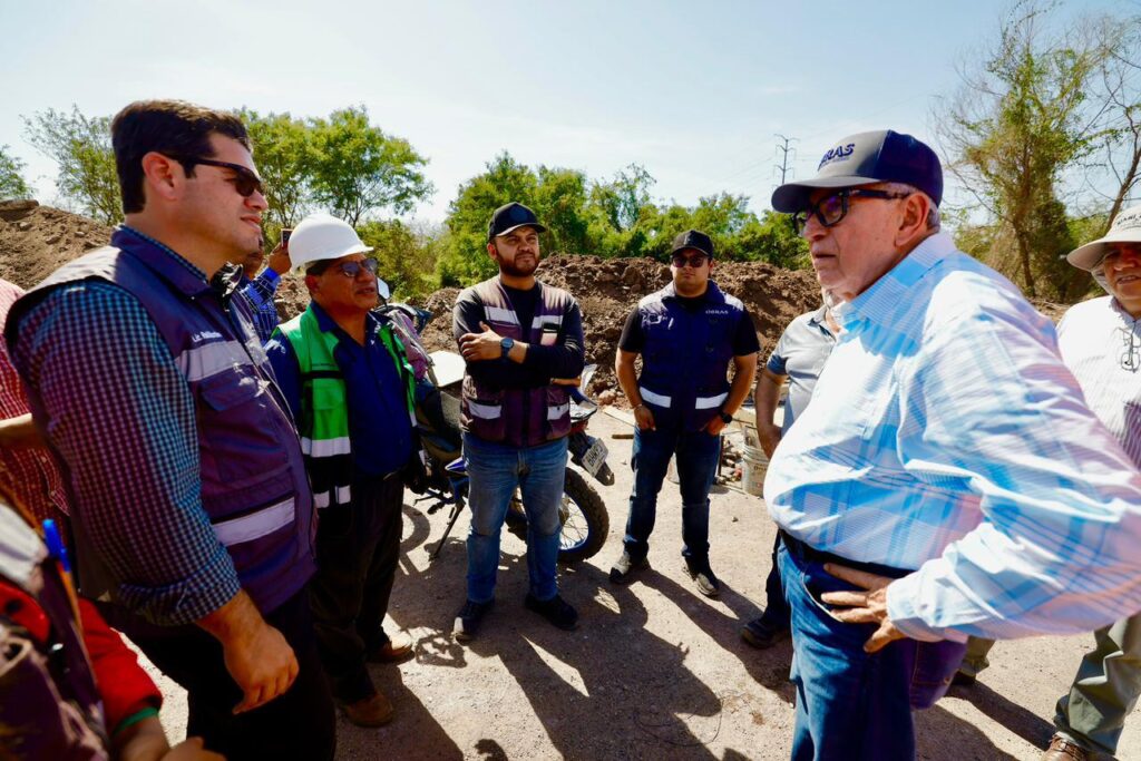 Rubén Rocha Moya junto a trabajadores en obra del Boulevard Agricultores