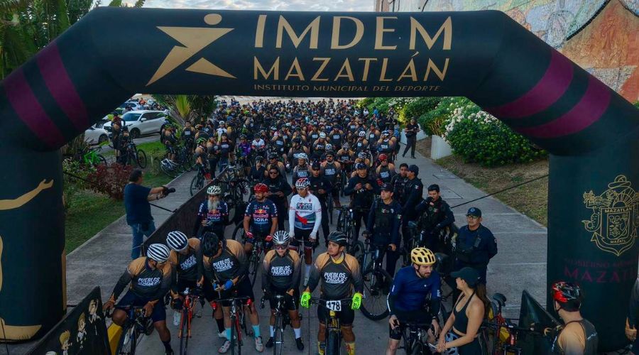 Ciclistas posicionados en línea de meta