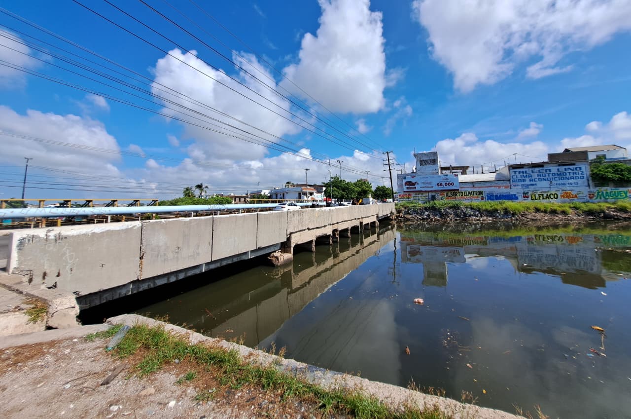 Puente en Mazatlán sobre un rio con casas alrededor