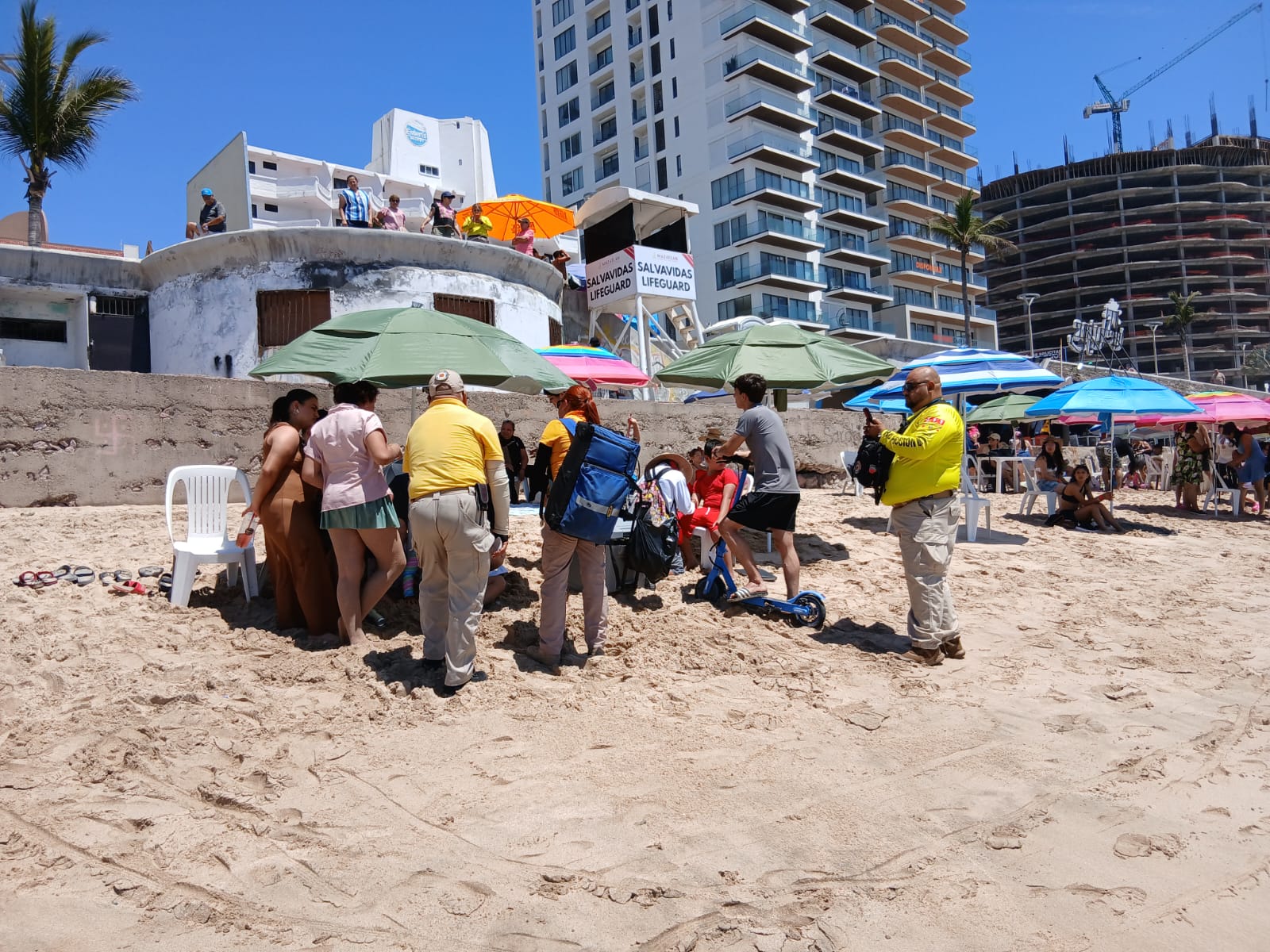 Personal de Protección Civil auxiliando a las personas en la playa de Mazatlán.
