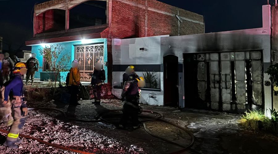 Elementos de emergencia afuera de una casa incendiada
