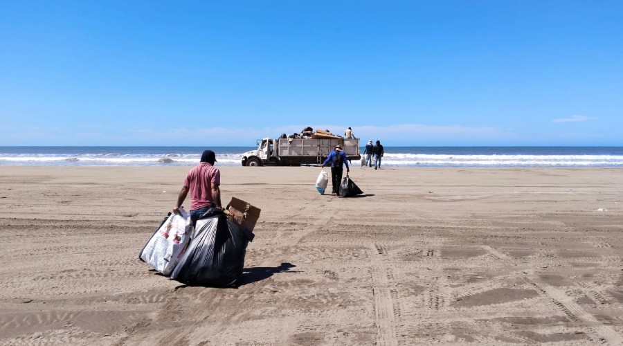 Personal de limpieza lleva a cabo recolección de basura en playa de Guasave para preservar el medio ambiente y mejorar la imagen turística del destino.