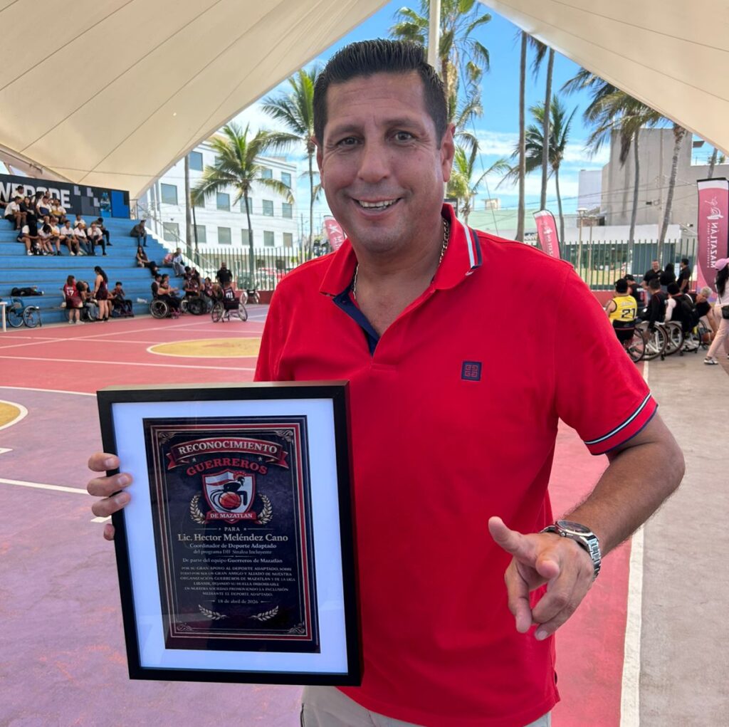 El coordinador de deporte adaptado en Sinaloa, Héctor Meléndez sostiene su reconocimiento