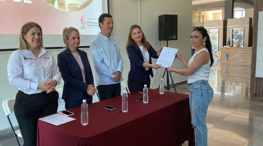 Emprendedores reciben títulos de marca a negocios de Guasave