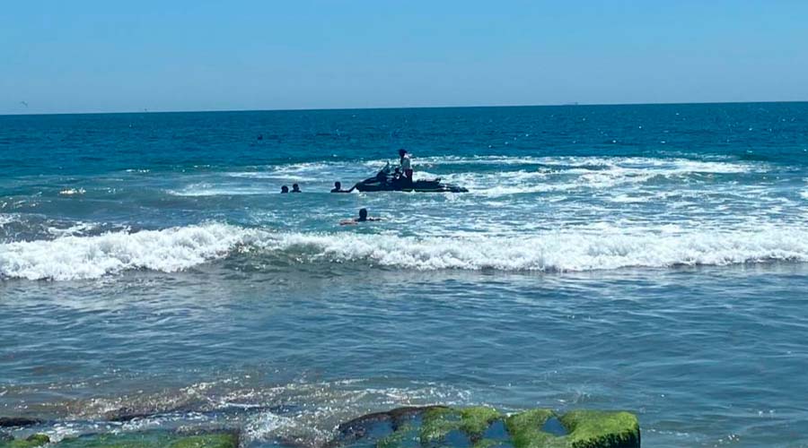 Salvavidas rescatan a bañistas en Mazatlán
