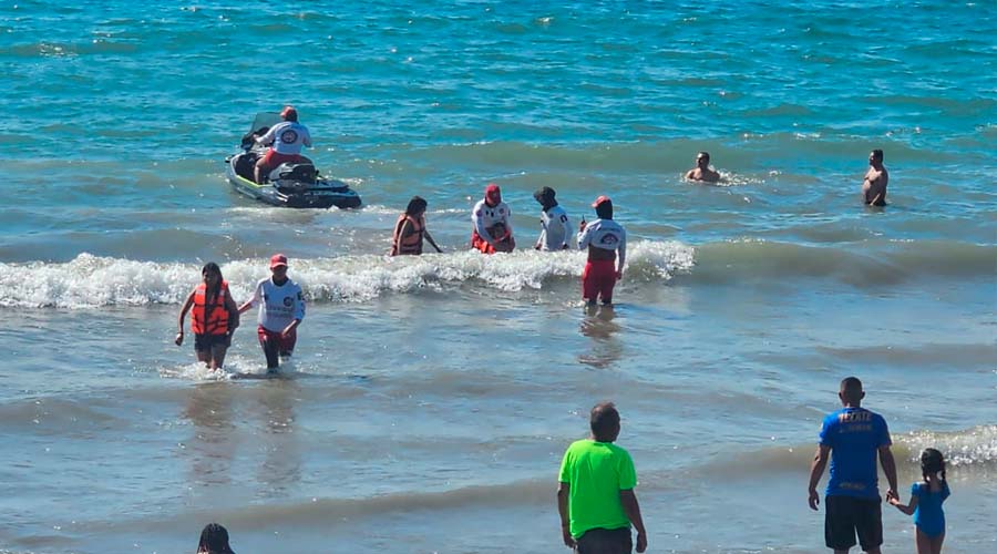 Salvavidas de Mazatlán atienden a turistas que cayeron de una banana inflable 