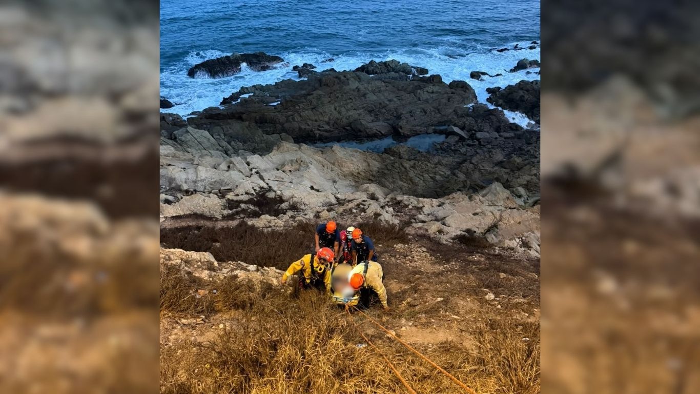 bomberos rescatando a personas de un acantilado