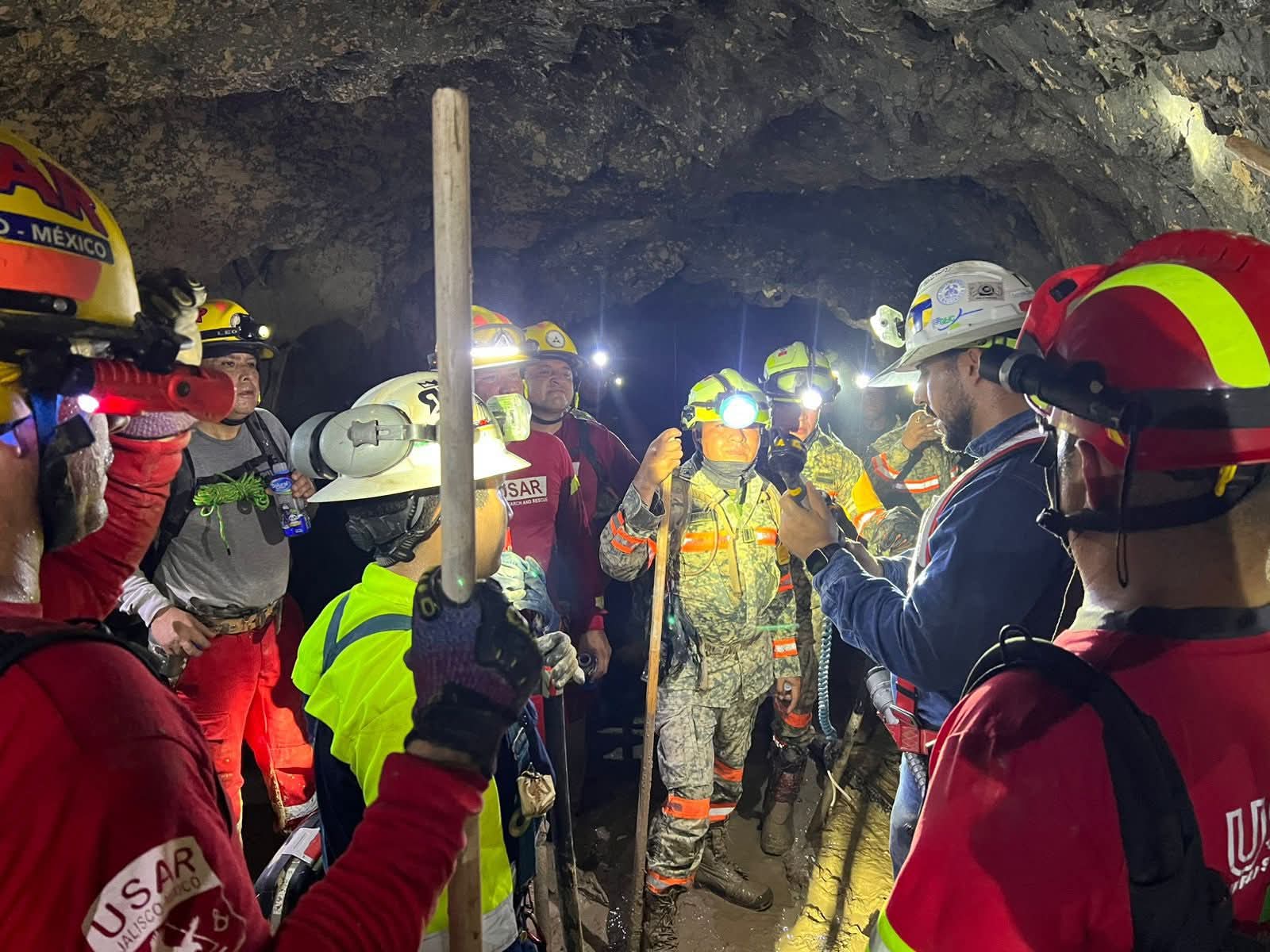 Equipo del Comando Unificado durante las labores de rescate.