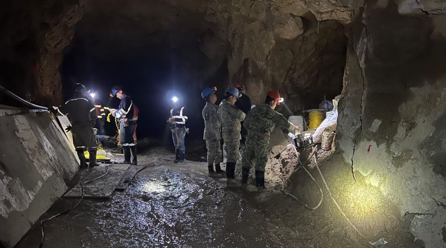 Elementos de rescate realizando trabajos dentro de mina