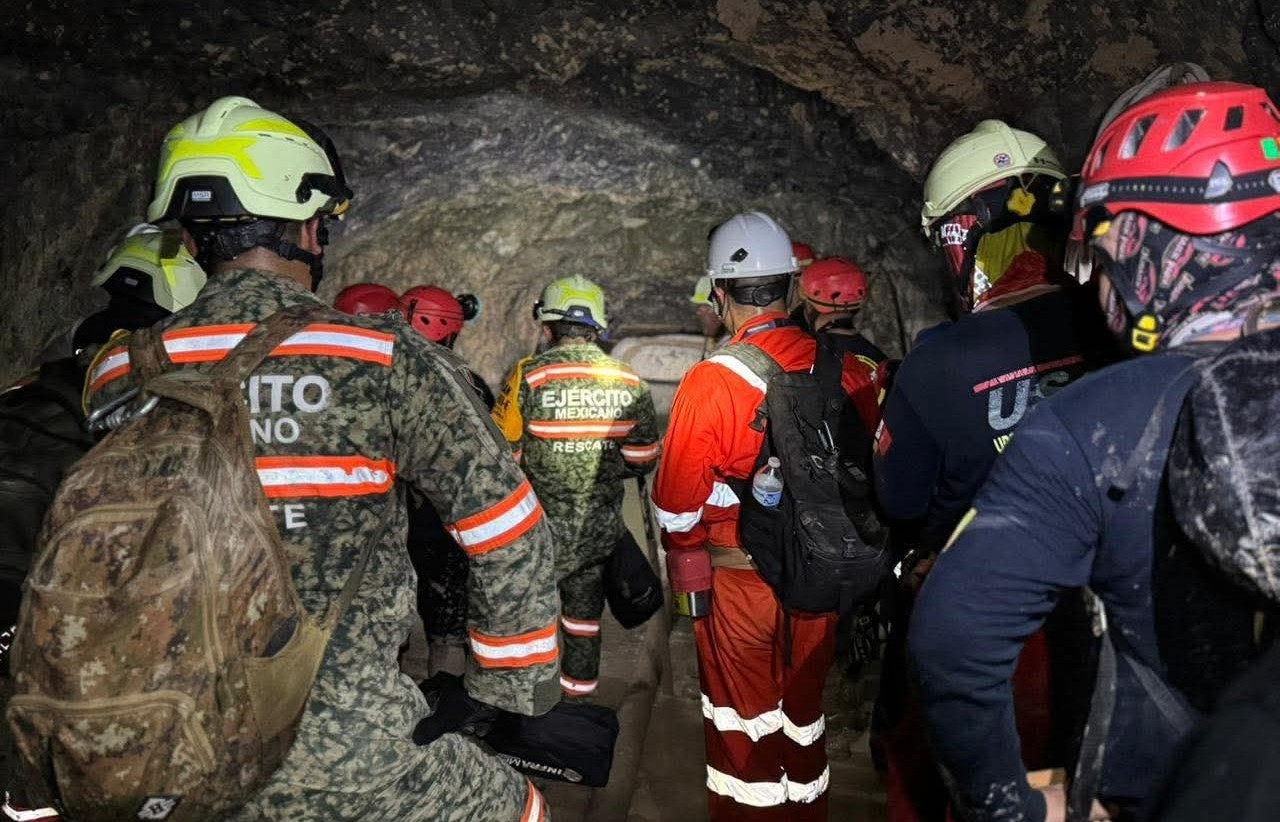 Personas con equipamento de seguridad en una mina