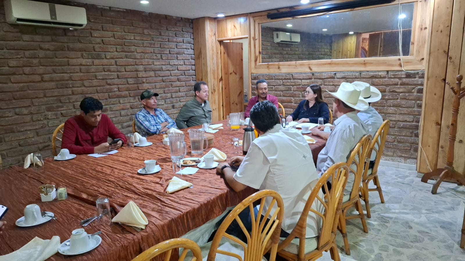 Personas en una mesa de restaurante