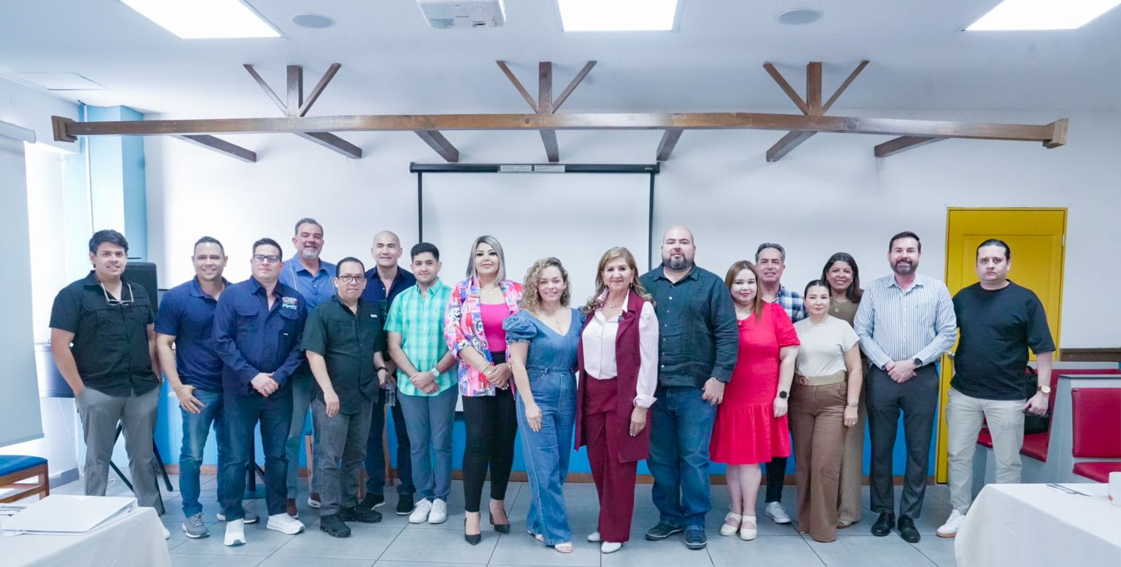 Tere Guerra junto a restauranteros de Canirac Mazatlán