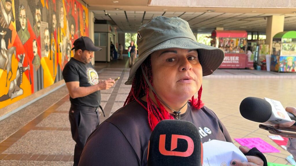 Persona en un sitio cultural/Palacio de Gobierno con micrófonos