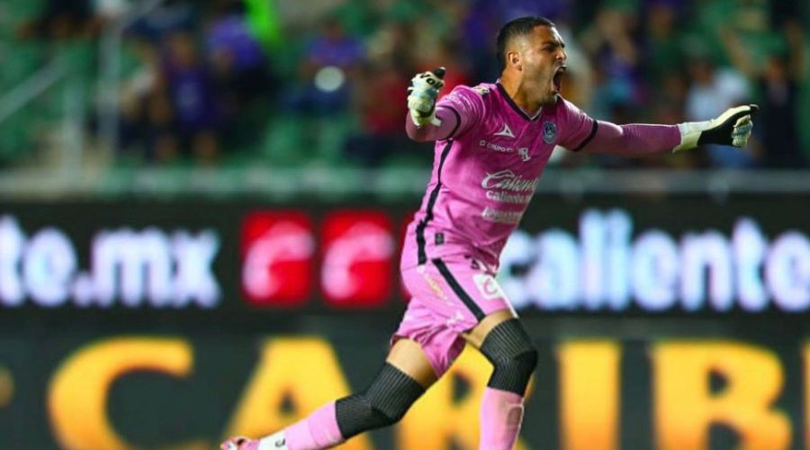 Portero celebrando con los brazos abiertos