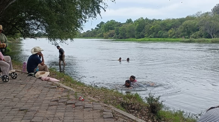 Personas nadan en el río en La Galera, El Fuerte