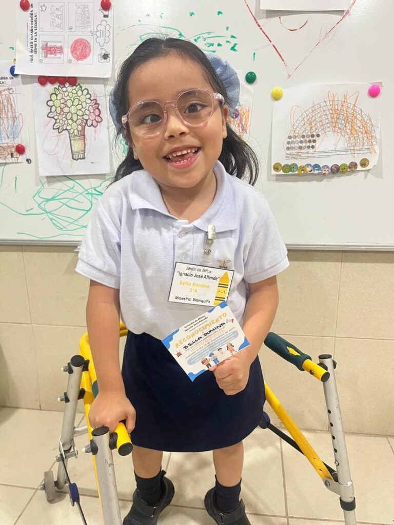 Romina, niña que aprende a caminar en Los Mochis