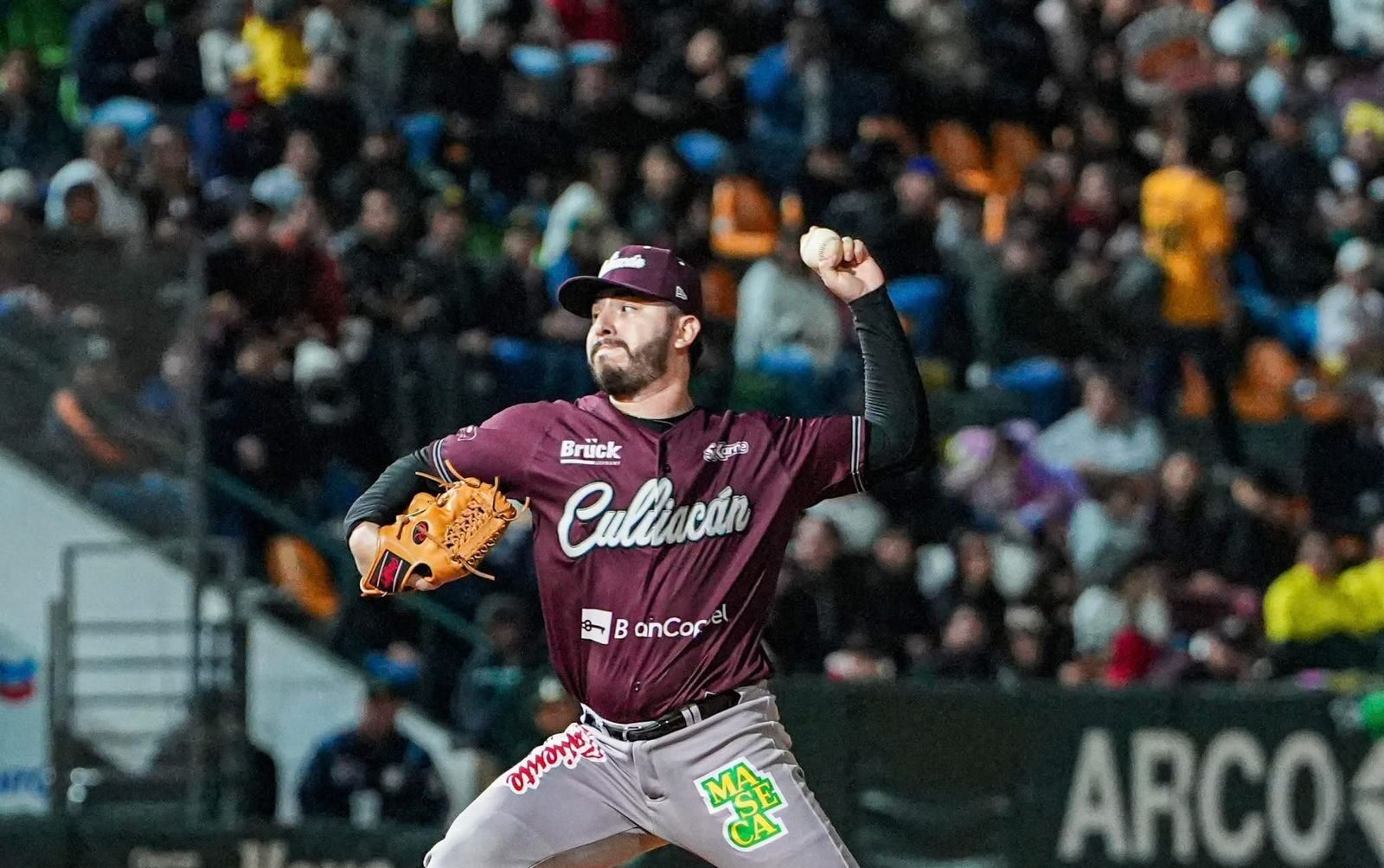 Rubén Reyes viendo acción con Tomateros de Culiacán.